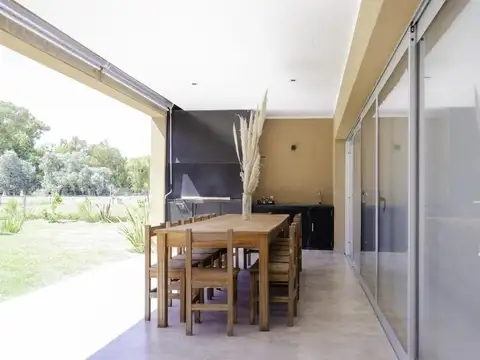 Casa En Alquiler Amoblada en Área 60
