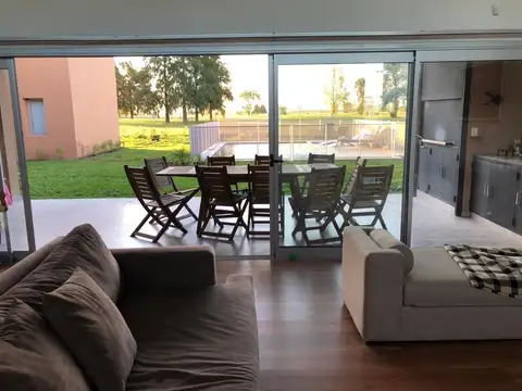 Casa En Alquiler Amoblada en Área 60