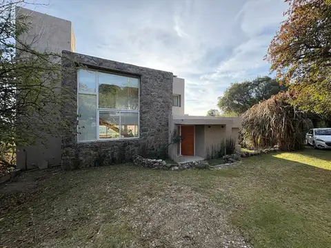 Casa 8 ambientes con 2 baños