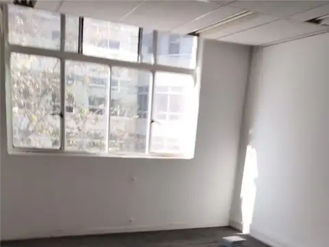  Oficina en 3er piso super luminosa con orientación Este y vista abierta 