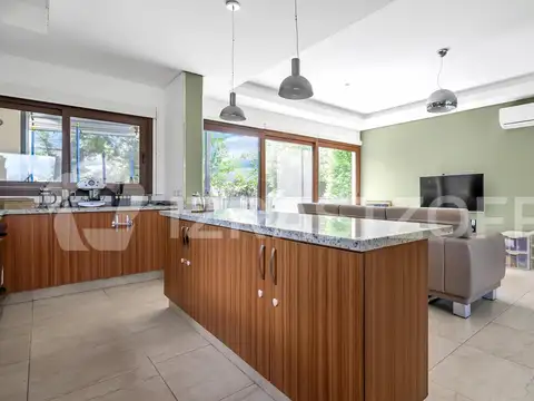 Casa 5 ambientes con 3 baños