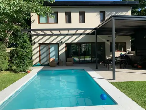 Casa en Venta con 2 cocheras