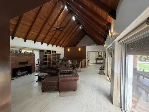 Casa 6 ambientes con 4 baños