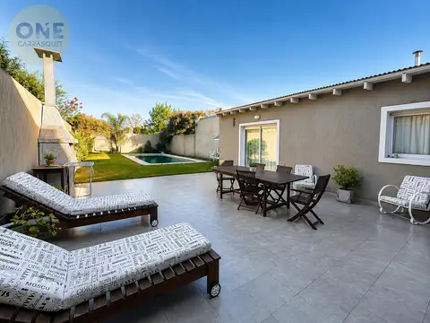 Casa moderna en venta - Calle 46 entre 135 y 136, La Plata.
