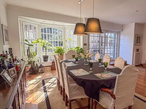Casa en venta en Martinez con jardín y pileta.
