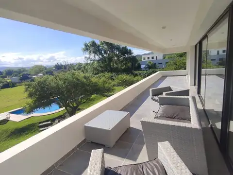 Casa en Alquiler con 4 cocheras
