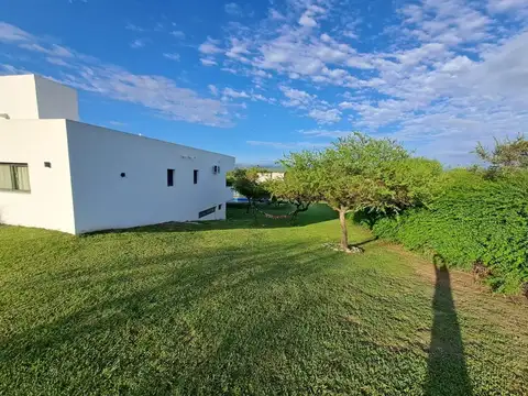 Casa 6 ambientes con 4 baños