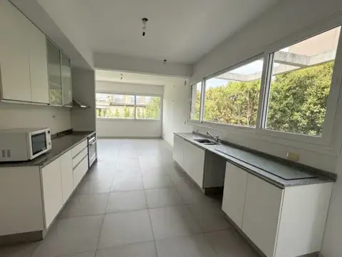 Casa en Alquiler anual, 5 Ambientes, Nordelta, Tigre, Barrio Los Sauces, lote interno.