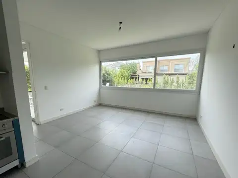 Casa en Alquiler con 6 cocheras