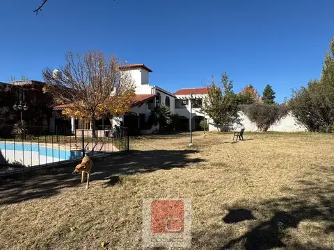 Casa 10 ambientes con 4 baños