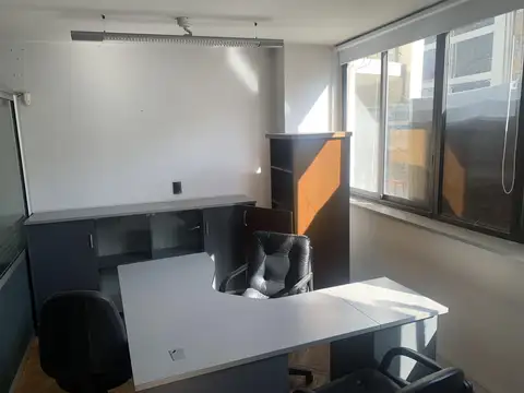 VENTA DE OFICINA COMERCIAL AMOBLADA - EXCELENTE FINANCIAMIENTO PRIVADO