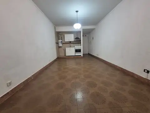 Reconquista 2949. Piso 1. Departamento monoambiente. Cocina integrada.
