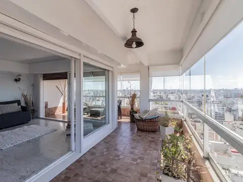 EN VENTA  DEPARTAMENTO 5 AMBIENTES   DEP. SERV  CON INCREIBLES VISTAS DE TODA LA CIUDAD EN FLORES