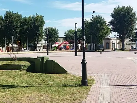 Sarmiento entre Eva Perón y Alem 400