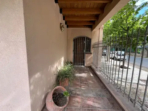 Casa en Alquiler con 1 cochera