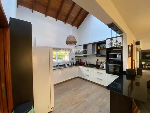 EXCELENTE CASA DE 5 AMBIENTES CON PISCINA EN BARRIO NORTE