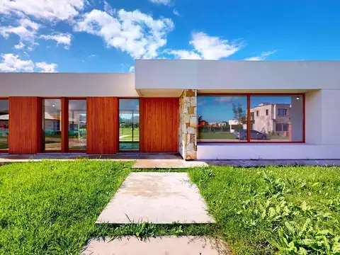 Casa 4 ambientes con 2 baños