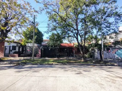 Venta Casa 3 ambientes con garage y patio en Morón