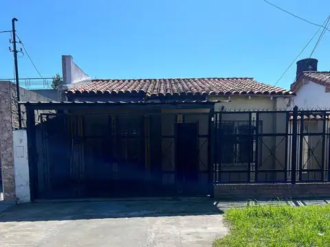 SE VENDE CASA 3 AMB, LOTE PROPIO. APTA CREDITO