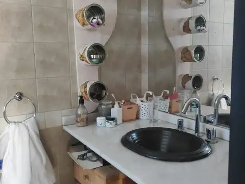 Casa 10 ambientes con 2 baños