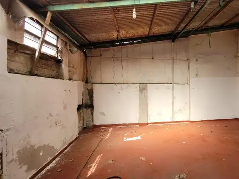 En venta, Galpón de 130m2 con vivienda 3 amb con patio y terraza  - V. martelli