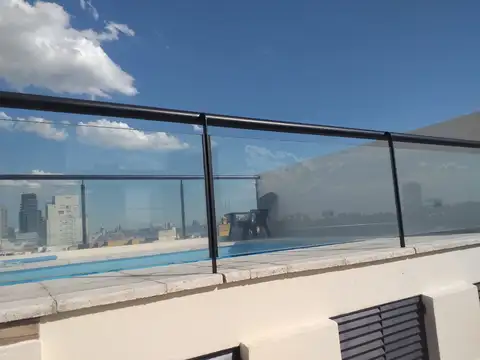 Monoambiente dividido. Con balcón. Edificio con amenities: SUM, laundry y piscina. opc hay cochera