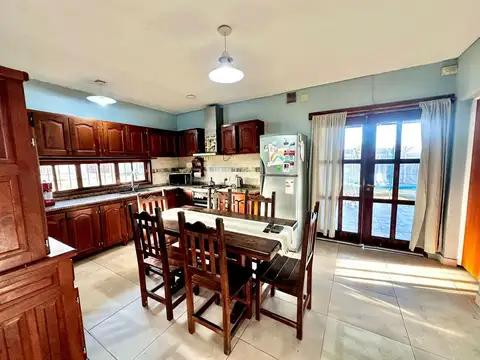 Casa en Venta con 2 cocheras