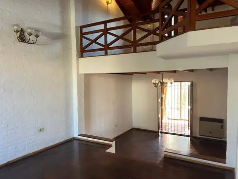 Casa en Alquiler con 4 cocheras