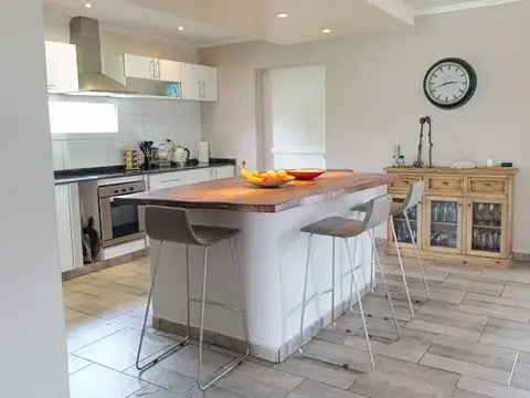 Casa 6 ambientes con 2 baños
