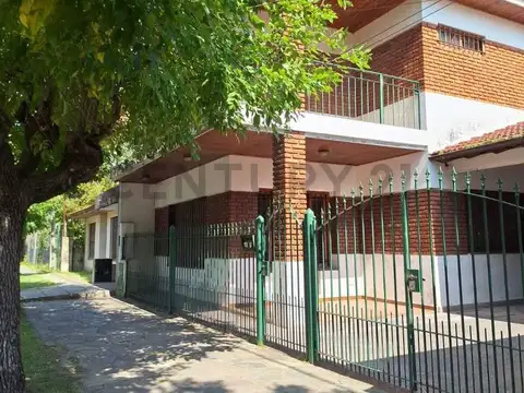 476 entre 8 y 9. Casa de 3 dormitorios en venta en City Bell