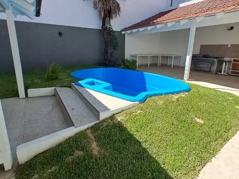 Casa 4 ambientes con 2 baños