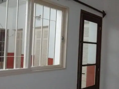 VENTA CASA DE PASILLO SAN LORENZO 3300 1 DORMITORIO