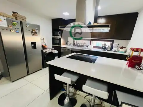 Casa en Venta con 3 cocheras
