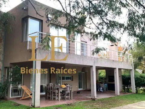 Casa 5 ambientes con 4 baños