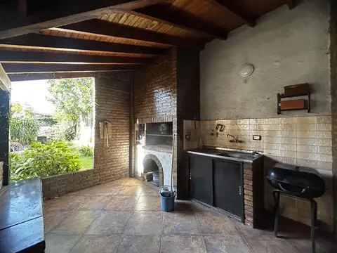 Casa 5 ambientes con 2 baños