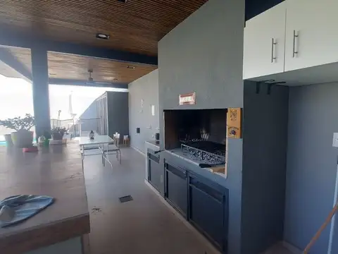 Casa 4 ambientes con 2 baños