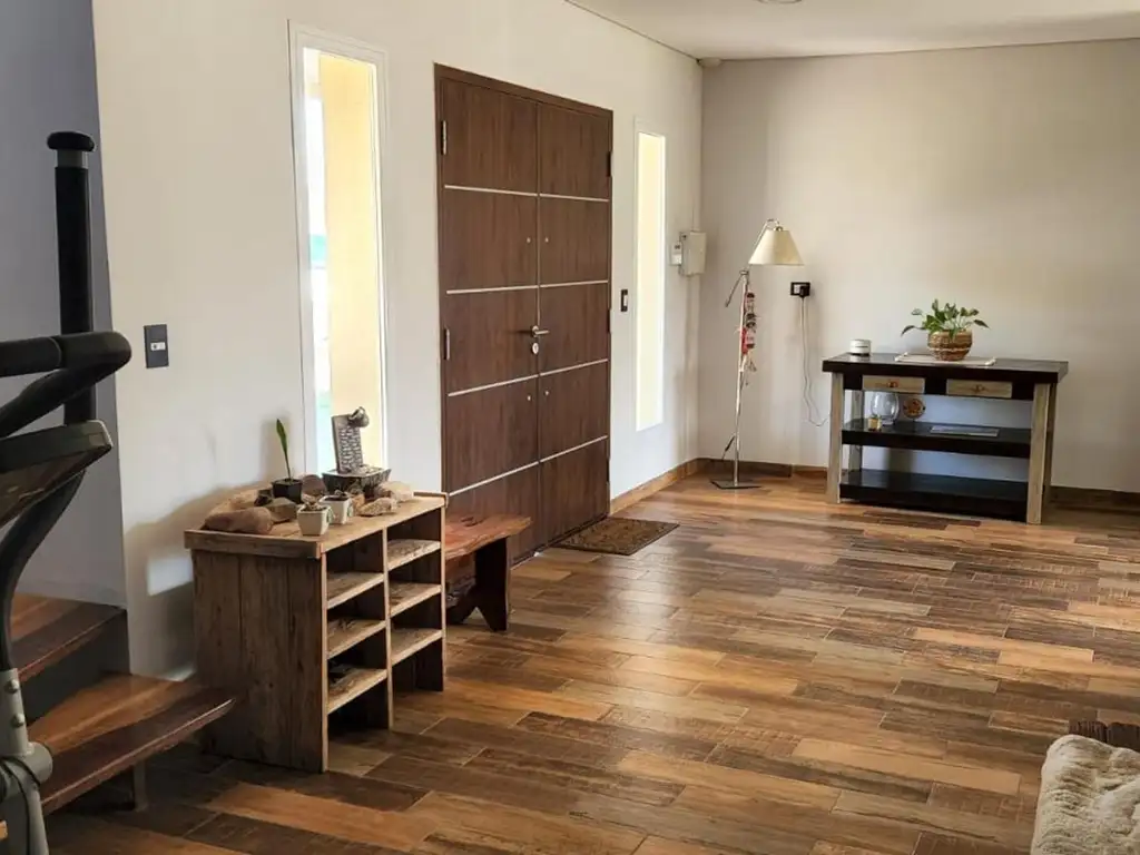 Casa - 275  m² Cubierta | 4 dormitorios | 5 años | 3 baños | 5 ambientes | 6 cocheras