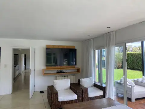 CASA DE CATEGORIA PARA OCHO PERSONAS, SOLO FAMILIAS.