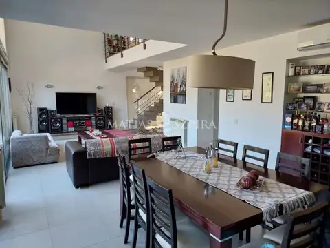 Casa 5 ambientes con 3 baños
