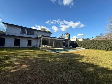 Casa en alquiler anual con muebles - Golf Club Argentino