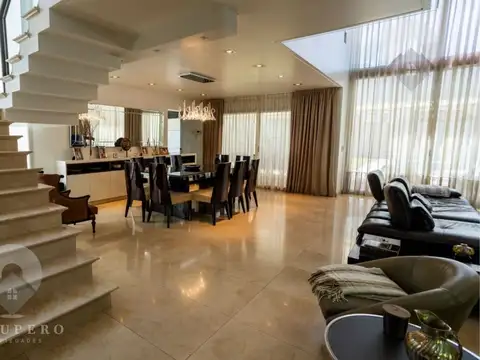 Casa en Venta con 4 cocheras