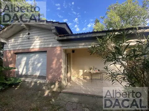 Casa en Villa Elisa a reciclar o demoler sobre dos amplios lotes.
