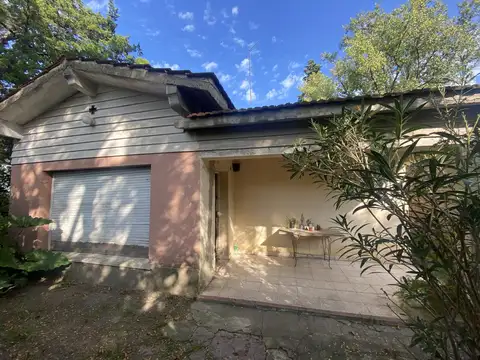 Casa en Villa Elisa a reciclar o demoler sobre dos amplios lotes.
