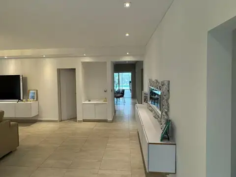 Casa 6 ambientes con 4 baños
