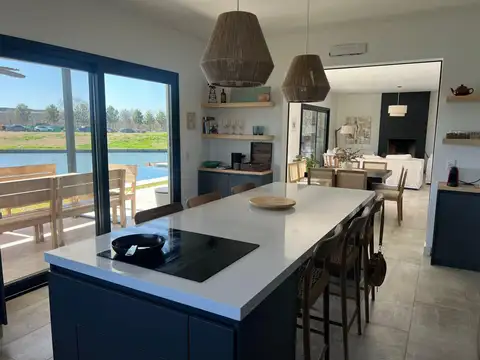 Casa 7 ambientes con 3 baños