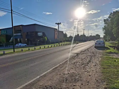 Casa Sobre Arturo Illia de 300 mts2. Frente La Reina. Ideal emprendimiento comercial.