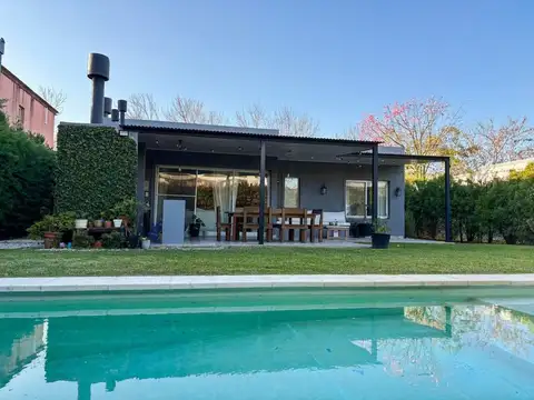 VENTA CASA - LA COMARCA -  LOTE INTERNO - con jardin y pileta