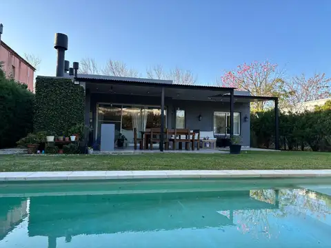 VENTA CASA - LA COMARCA -  LOTE INTERNO - con jardin y pileta