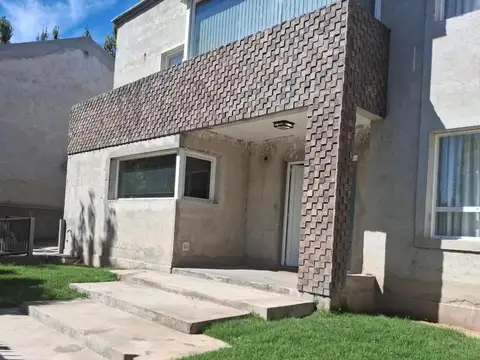 VENTA CASA de tres dormitorios en B° Manzanar - Cipolletti
