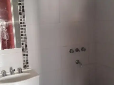 Muy buen depto. con terraza privada y lavadero.